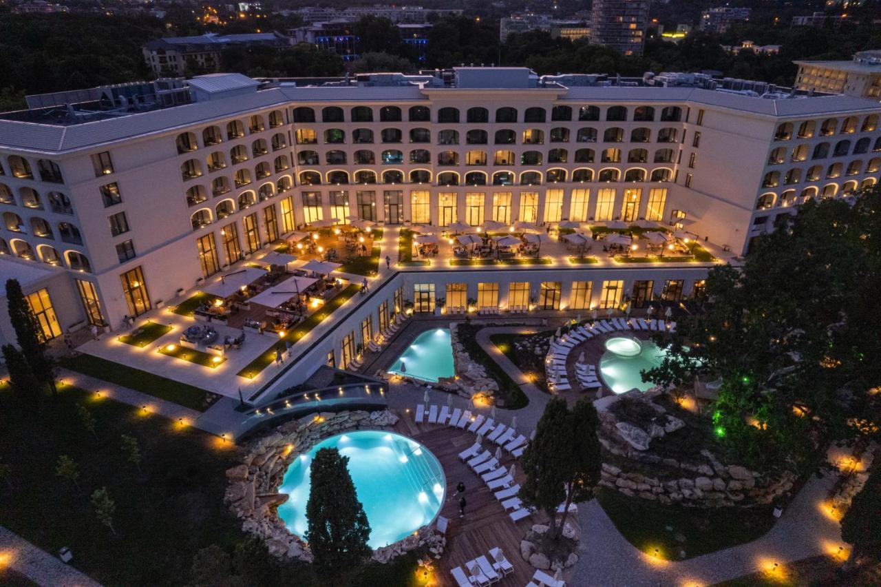 Ensana Aquahouse Hotel Saints Constantine and Helena ภายนอก รูปภาพ The hotel at night
